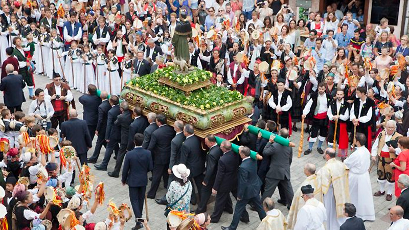 fiestas san roque llanes tradicion