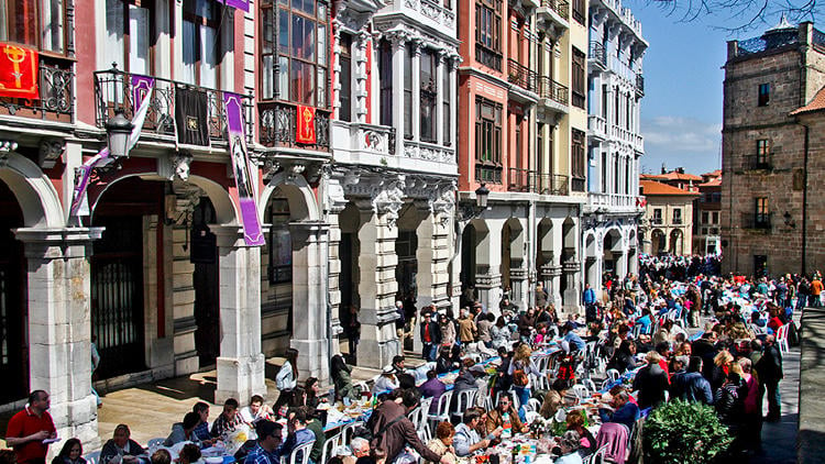 La Comida en la Calle de Avilés y Fiestas El Bollo