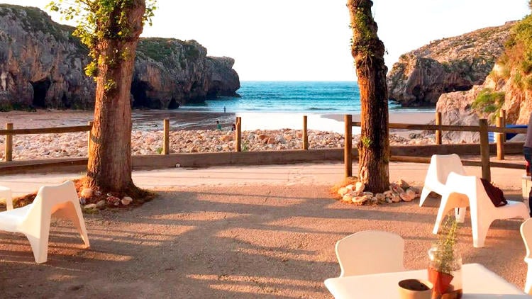 chiringuitos asturias cuevas mar llanes Chiringuito Cuevas del Mar en la playa Cuevas del Mar de Llanes