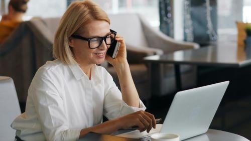chica hablando por telefono y con portátil chica hablando por telefono y con portátil