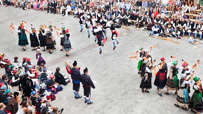 fiestas san roque llanes historia