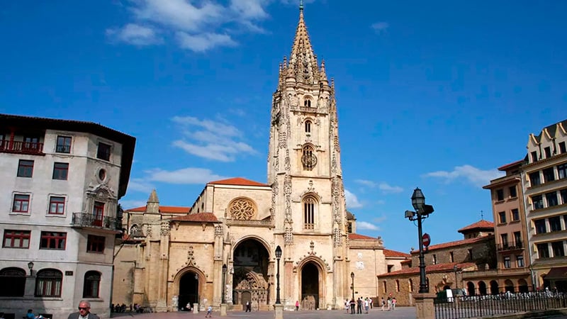 torre catedral oviedo fachada