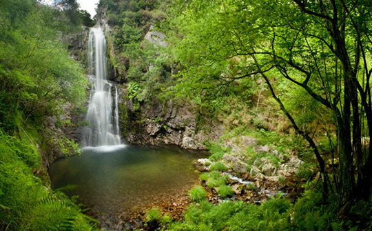 Rutas mágicas para descubrir la mitología asturiana: Cascada del Cioyo, en Castropol